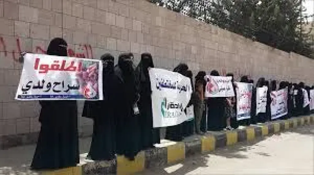 ”ظنّه وثيقة وطنية... فصار فيلماً دعائياً للحوثي” ..تفاصيل صادمة يكشفها معتقل سابق عن مصير التربوي ميجيب ال...